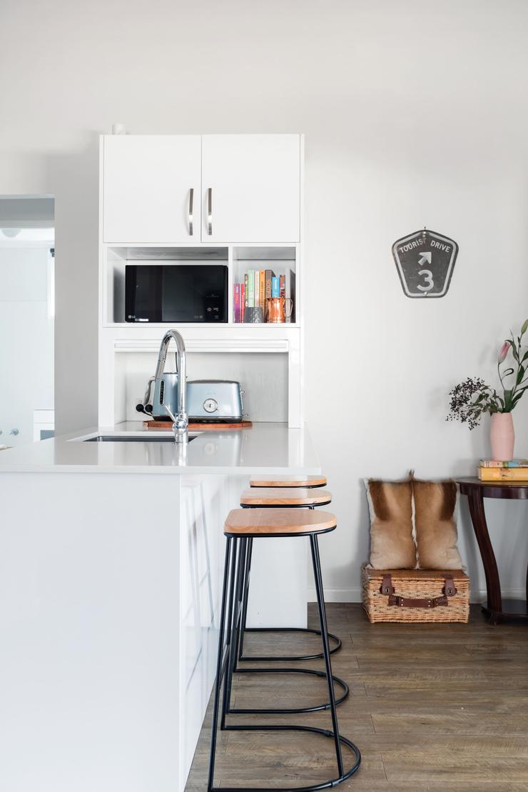 Kitchen dining area with pendant lighting at Flamingo House