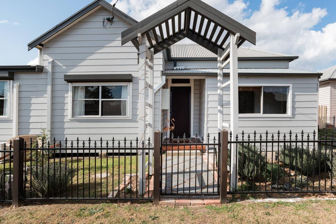 Exterior of Flamingo House with fully fenced front yard, dog friendly