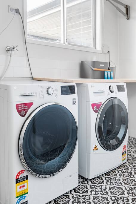 Laundry sink and clothes airer at Flamingo House